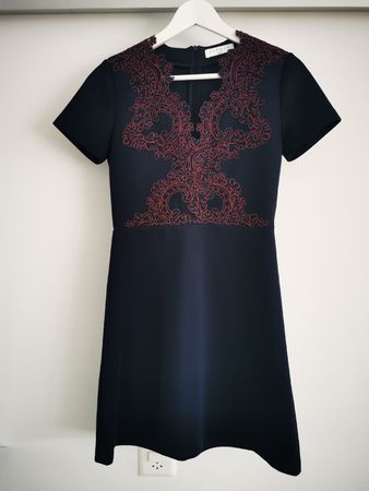 Sandro Paris Kleid, Grösse 34, Dunkelblau mit Stickerei Neu!