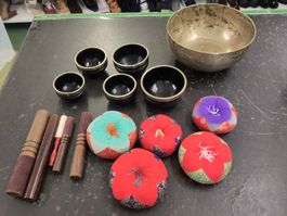 Klangschalen - Set mit Kissen und Stäbe