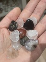 Kleine Herzen aus verschiedenen Kristallen und Naturstein