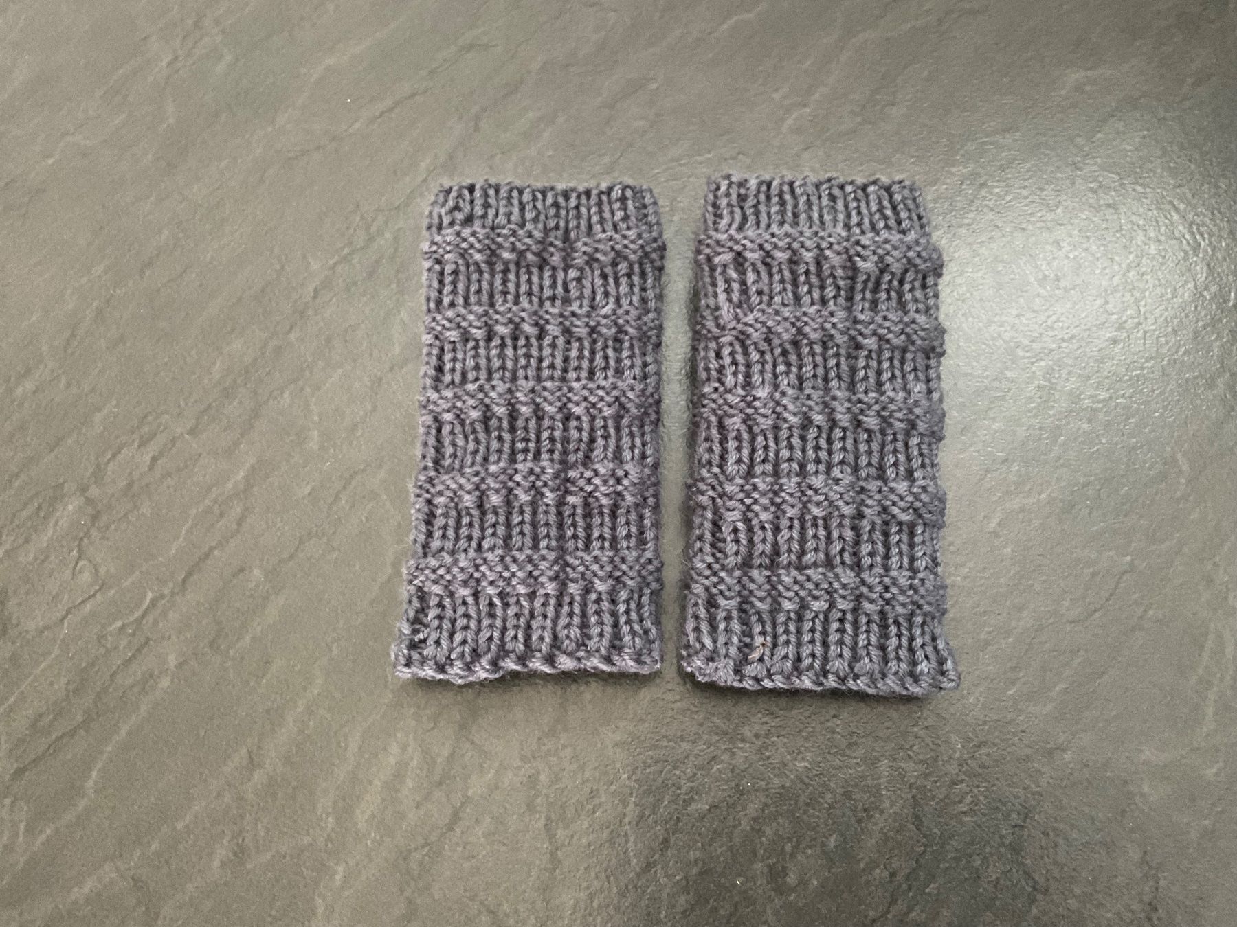 Guanti & manicotti: Handgestrickte Pulswärmer Amedisli Grau – Nuovo (secondo la descrizione) da Wetzikon ZH venduto da FeeF