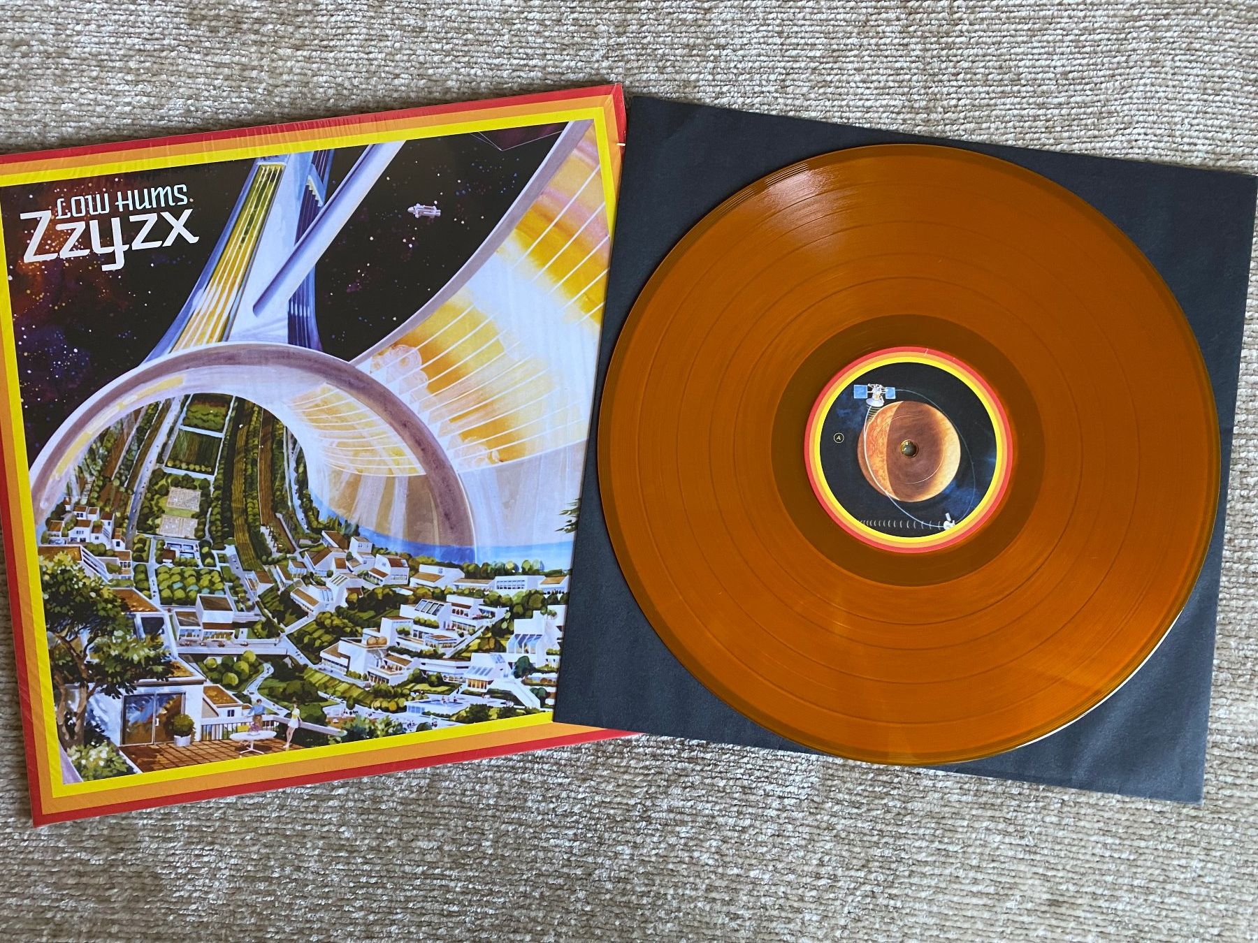 Dischi in vinile: Low Hums – Zzyzx / LP Orange – Nuovo (secondo la descrizione) da Basel venduto da Dinosauce