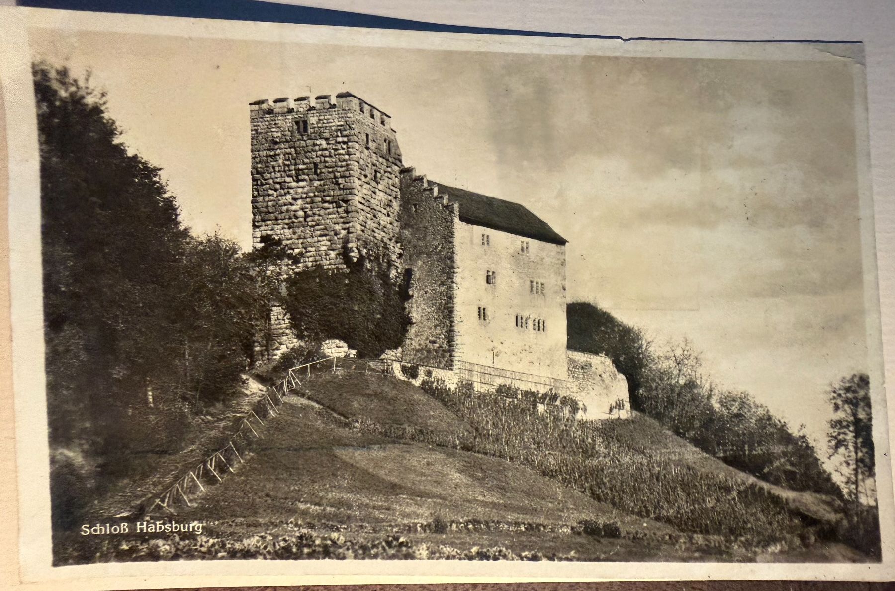 Cartoline postali: HABSBURG - Schloss - Ansichtskarte – Usato da Tegerfelden venduto da siebenmacky