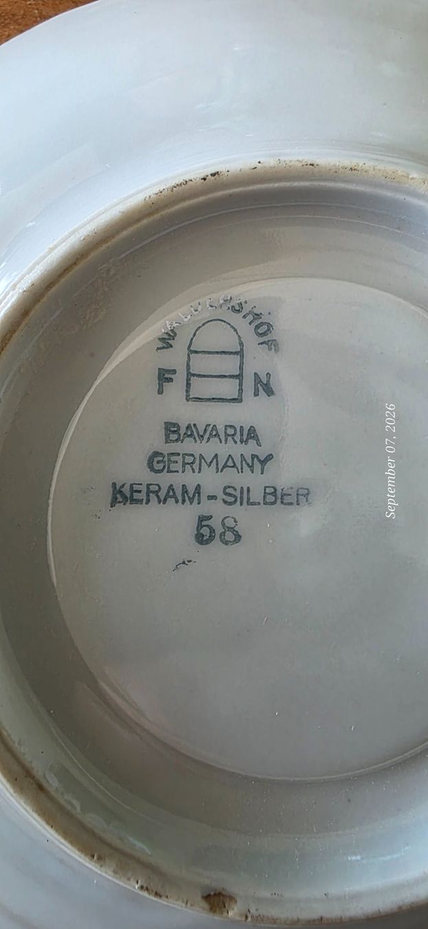 Set di piatti: ROYAL TEE ODER MOKKA SATZ -  KERAMIK VERSILBERT – Usato da Walchwil venduto da POLAR 6