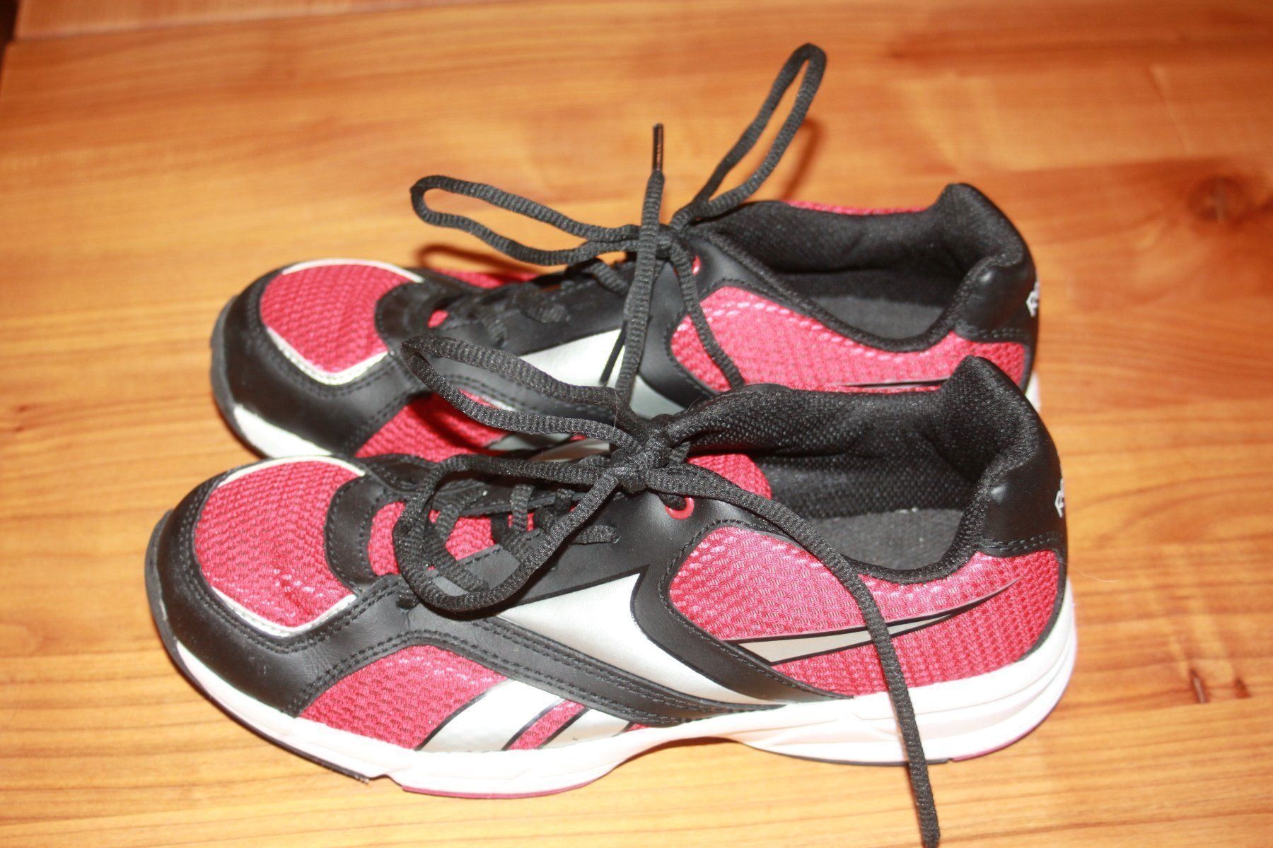 Reebok Scarpe per ragazze: rotschwarze Innen Turnschuhe 37 Reebok – Usato da Wenslingen venduto da Strick4Alpaca 1