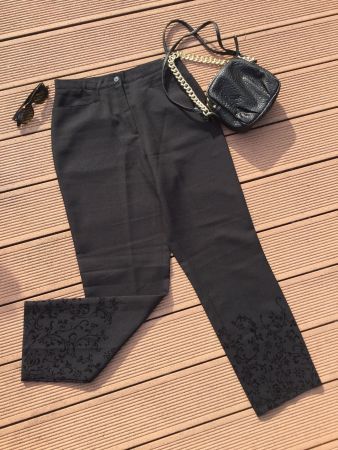 Pantalon noir avec motifs aux canons NEW