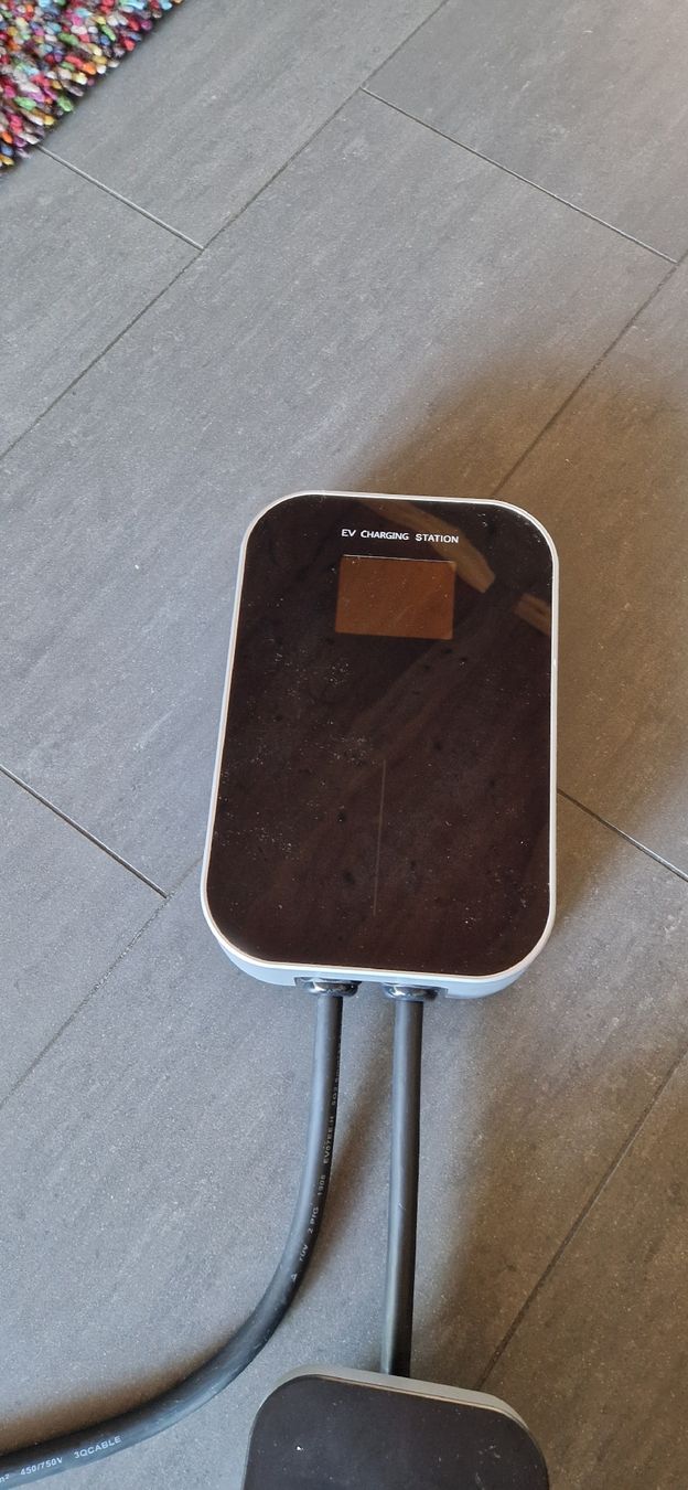 Caricabatterie: EV Charging Station Wallbox User Guide good condition – Usato da Lätti venduto da Komak