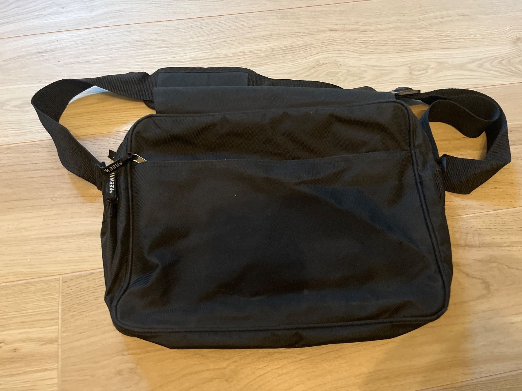Taschen: Freeway Umhängetasche in Schwarz mit Deka Logo – Gebraucht aus Lugano von sweetyd84 1