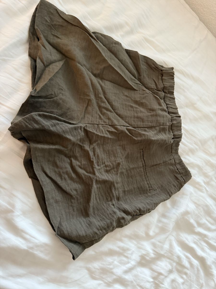 Mango Pantaloni: Mango Khaki Shorts mit Bindegürtel, Gr. 36 – Usato da Volketswil venduto da habibeoez 3