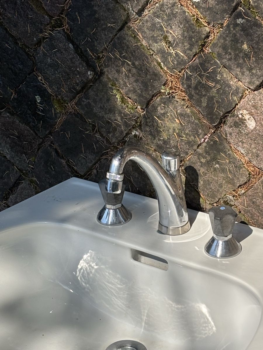 Mobili per bagno: Waschbecken mit Armaturen – Usato da Zürich venduto da Flo021000 1