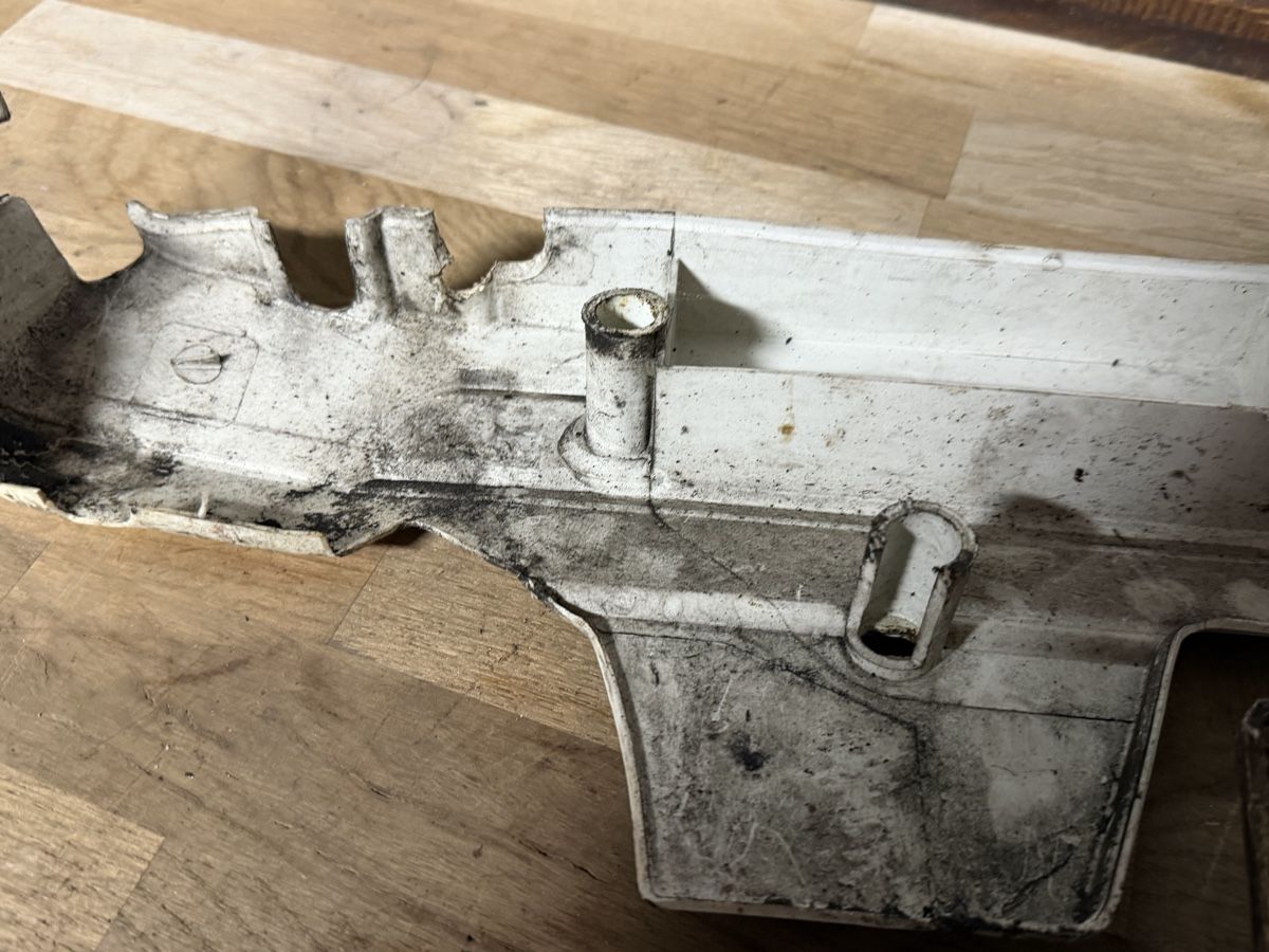 Parti ricambio per ciclomotori: Seitenschützer Puch weiss original – Usato da Bolken venduto da si.x.las 3