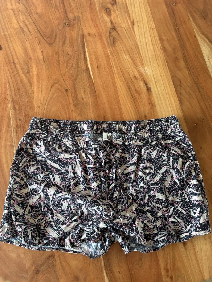 Pantaloni: Kurze Hose mit Blattmuster, Sommerlich, Gr.42 – Usato da Oberembrach venduto da cla_xrg8