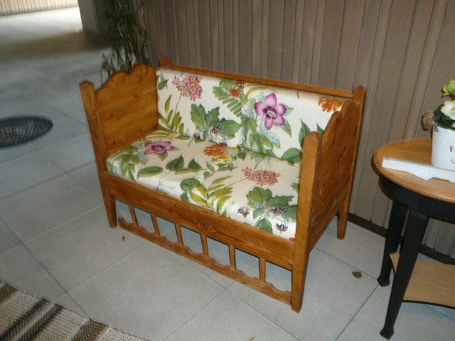 Panchine: Rustikale Holzbank mit Blumenmuster-Auflage, Top Zustand – Usato da Safnern venduto da Hwinner