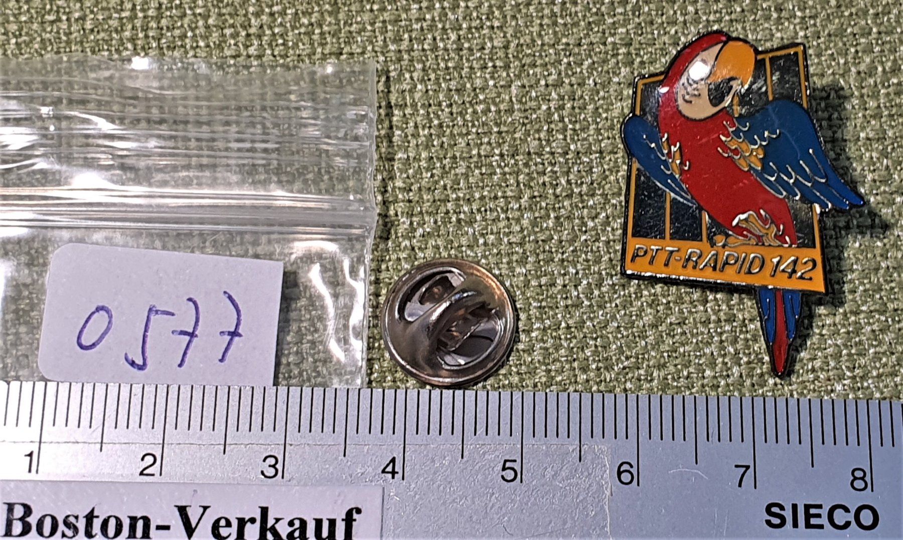 Plaketten & Abzeichen: O577 - Pin Die Post PTT Rapid 142 Papagei – Gebraucht aus Reinach BL von Boston-Verkauf 1