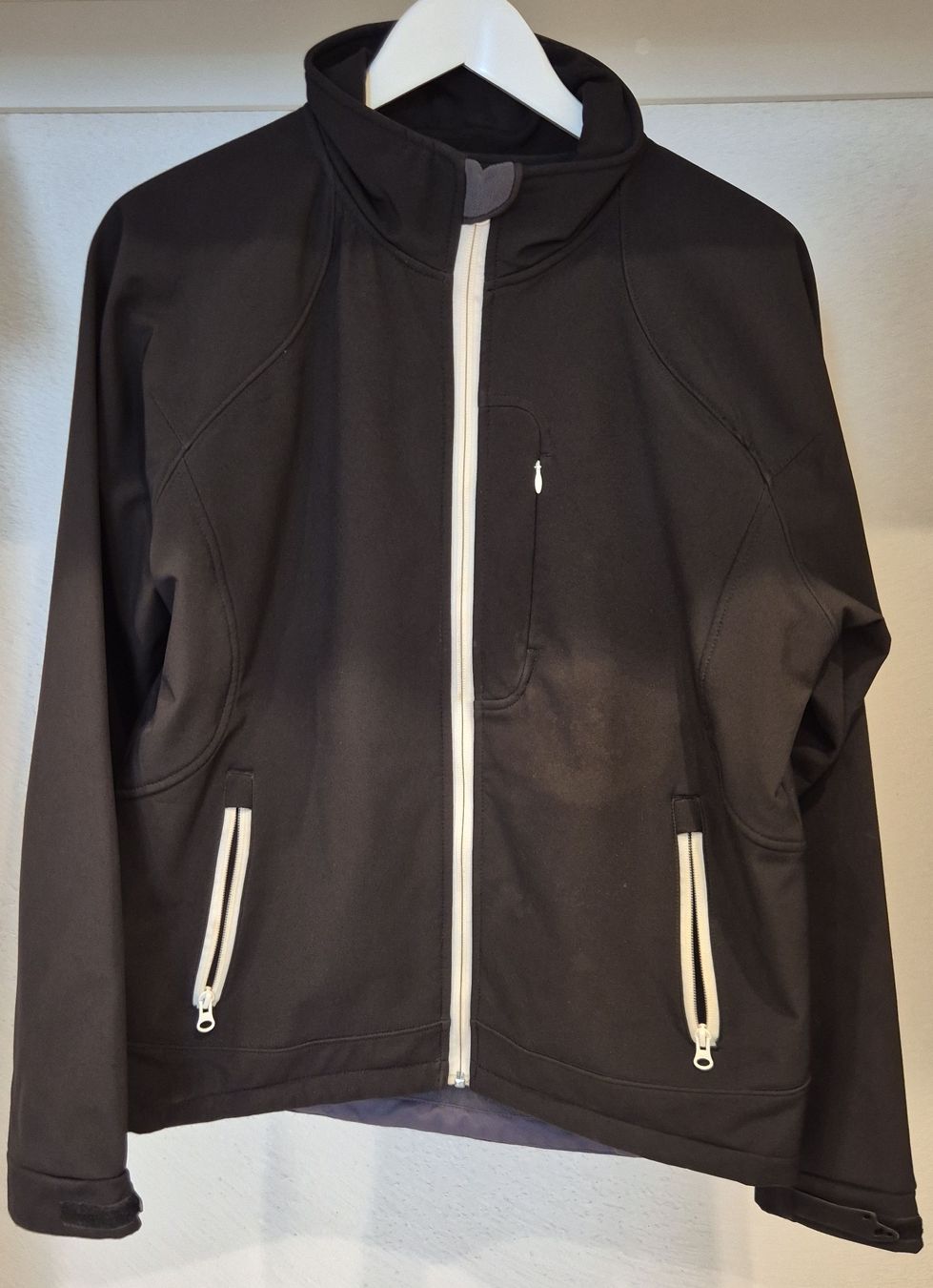 Giacche: Schwarze Softshell Jacke, neuwertig, Grösse M – Nuovo (secondo la descrizione) da Arch venduto da chlibeck