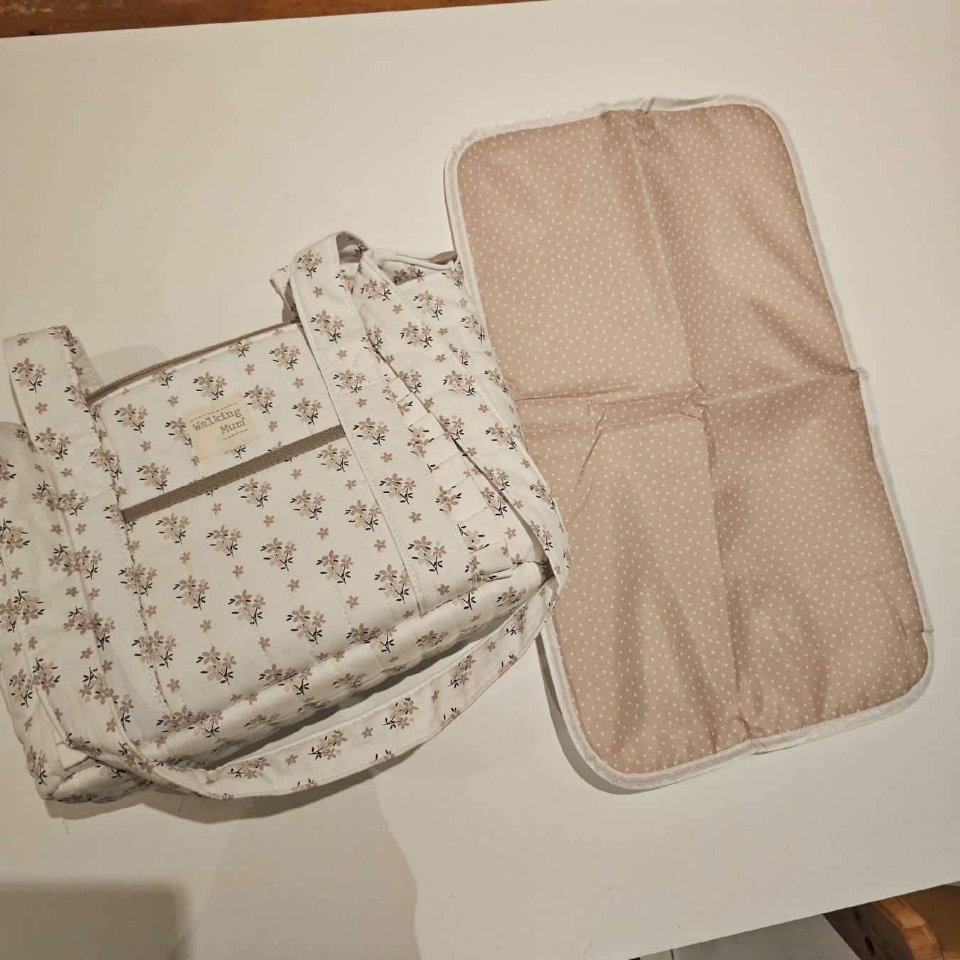 Wickeltisch & Zubehör: Sac à langer Walking Mum fleuri + matelas à lang – Neu (gemäss Beschreibung) aus Sornetan von T.a333