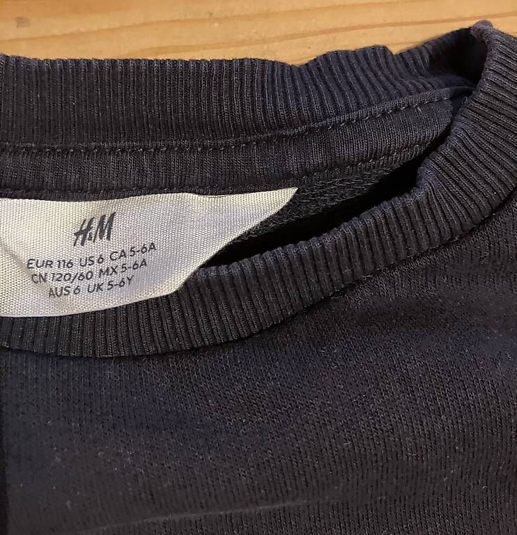 Pulls et sweat-shirts: Dunkelblauer Pullover mit Rüschchen Gr.116 – D'occasion à Brunnadern par Bumlebee 1
