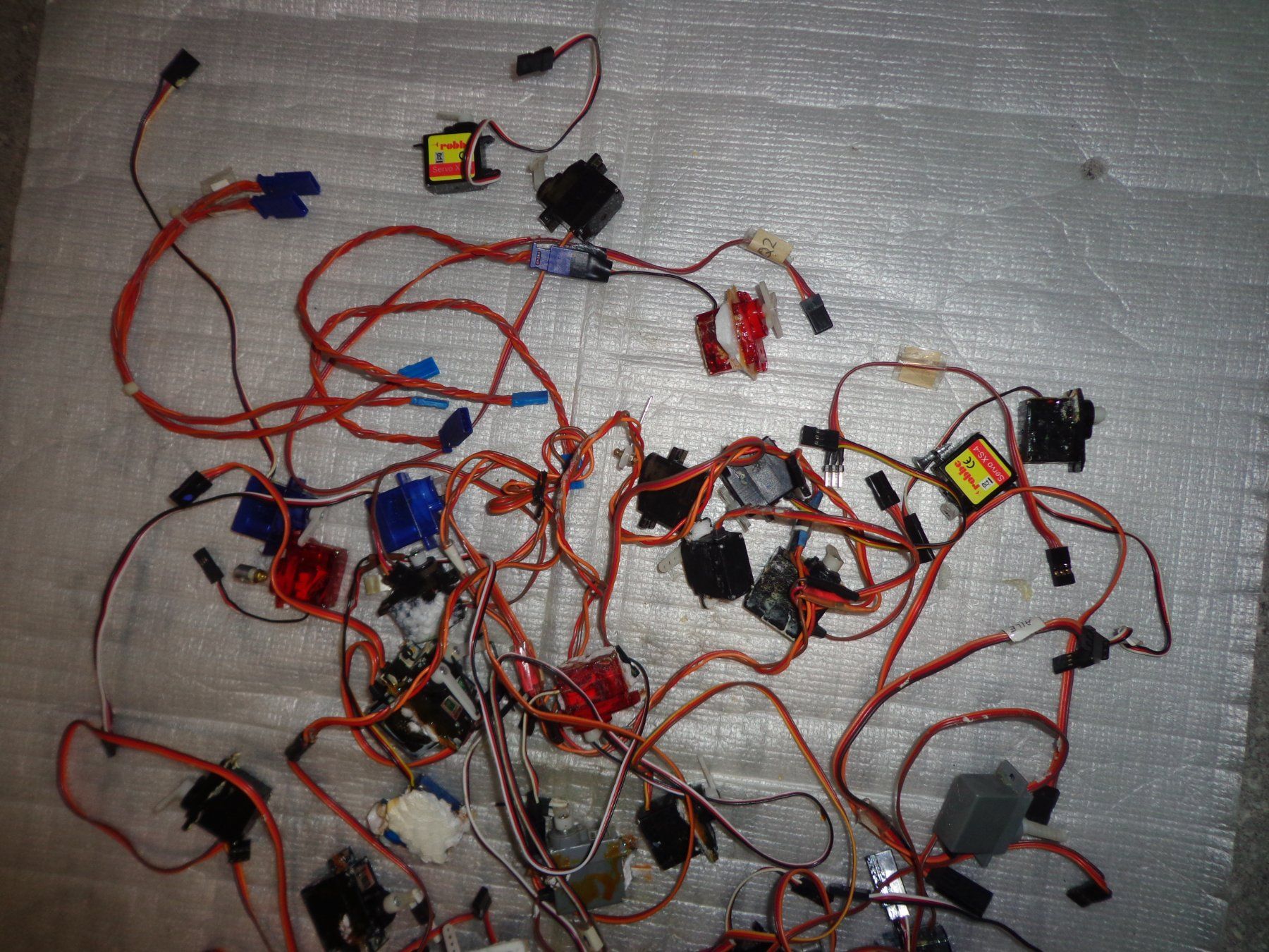Modellismo RC: gute 30 kleine servos – Difettoso da Camorino venduto da Dibi7 1