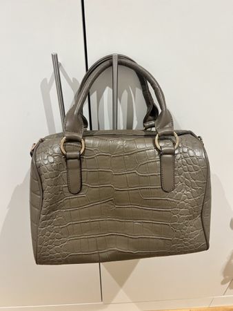 Elegante Handtasche in Kroko-Optik, zeitlos und stilvoll