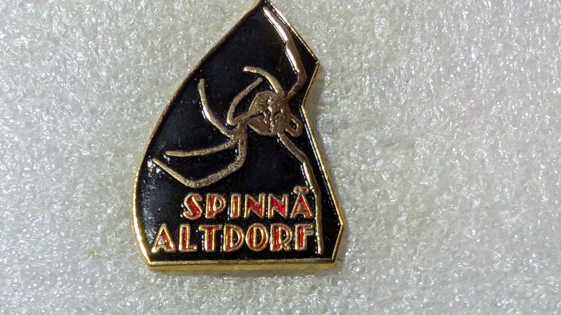 Plaketten & Abzeichen: Ansteckpin 169: Spinnä Altdorf – Gebraucht aus Oppligen von Pin-Fall-Shop