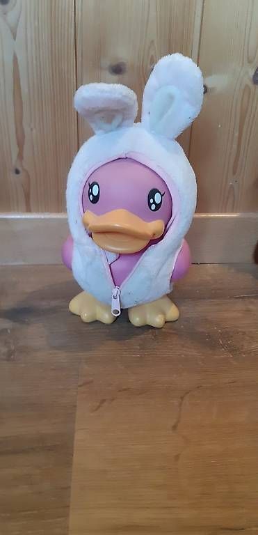 Jouets: Plastikente mit Hasenkleid – D'occasion à Rütihof par ali_9tbw