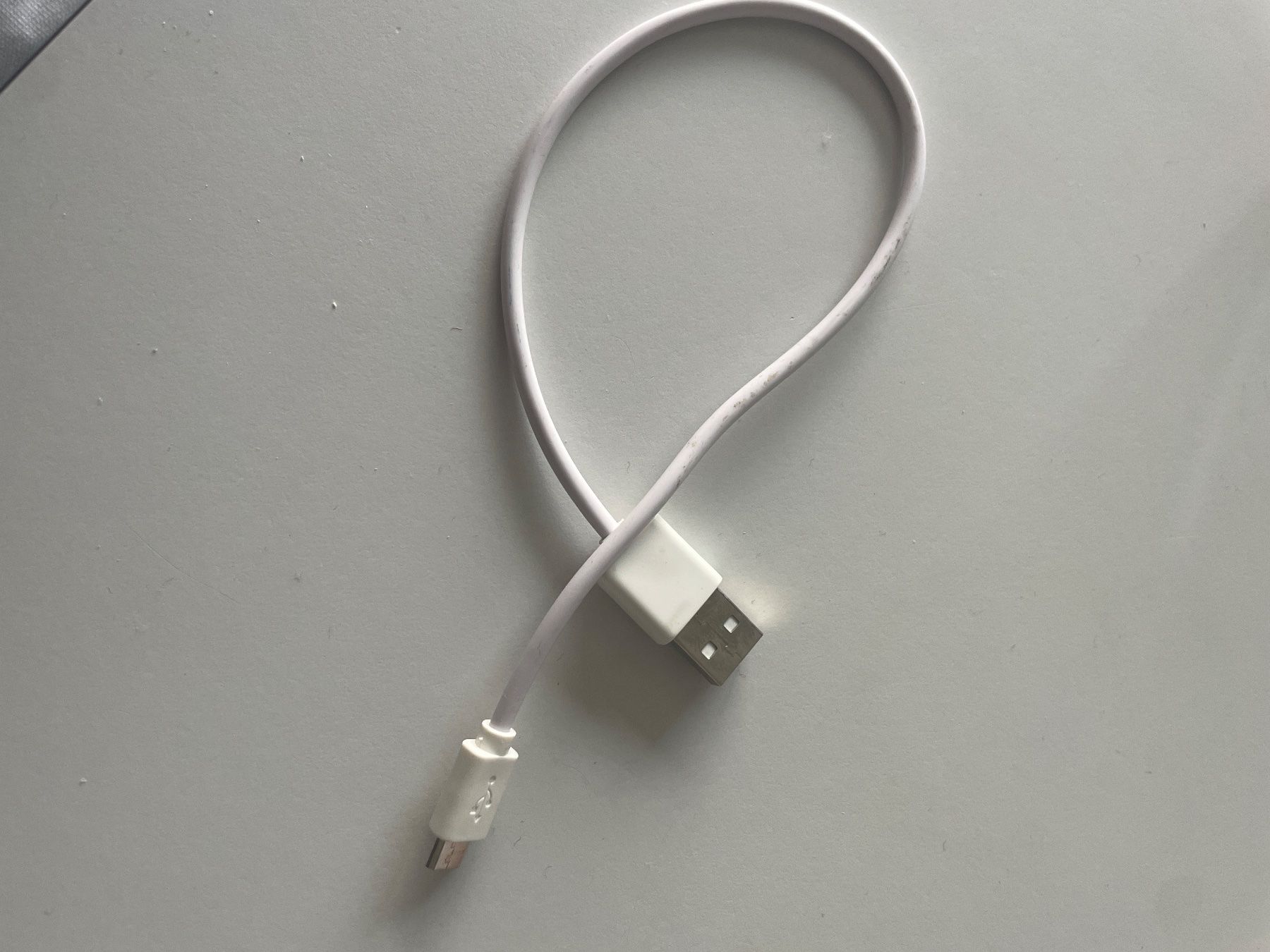 Kabel: Weisses microUSB Ladekabel / kurz – Gebraucht aus stüsslingen von Aless14