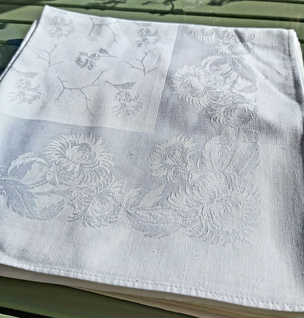 Altra biancheria da tavola: 9 Servietten Blumendeko weiss – Nuovo (secondo la descrizione) da Bern venduto da aronari