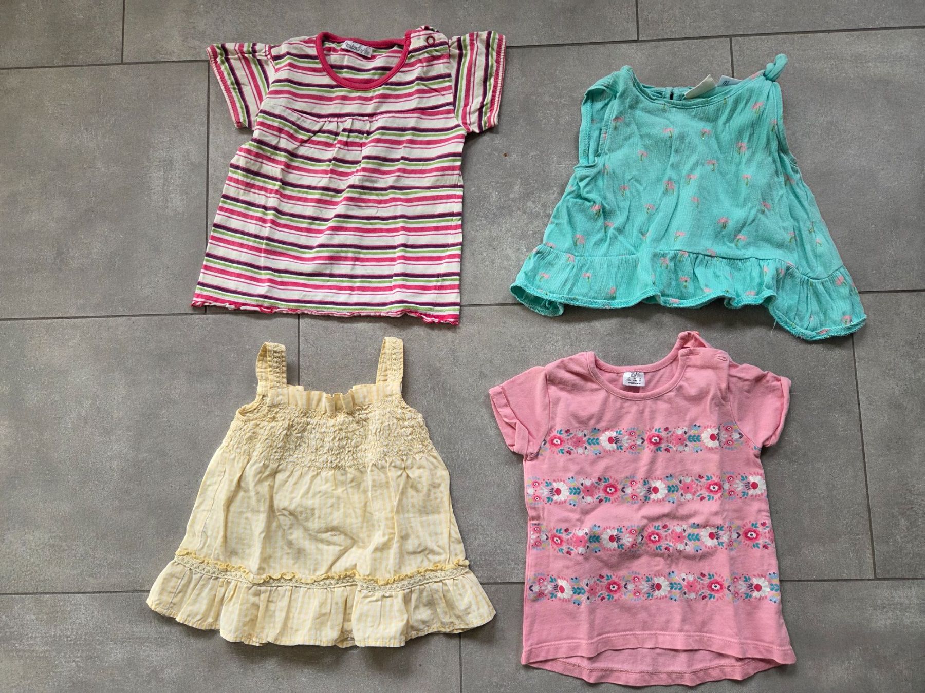 Lotti & Set di vestiti: 11- teiliges Kleiderpaket ca. Grösse 80 – Usato da Wiesendangen venduto da troawus 1