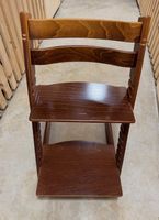 Chaise haute enfant bois foncé en bon état 47x48x78cm