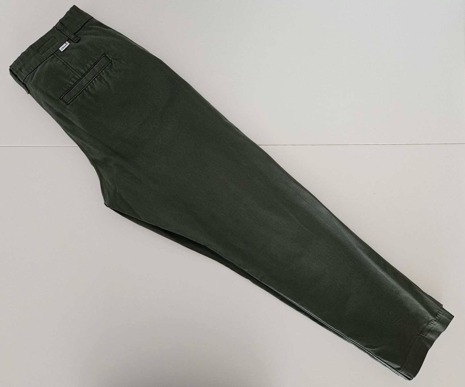 Pantaloni: Levi's Essential Chino (W25/L27) – Nuovo (secondo la descrizione) da Horgen venduto da fab_6tpl 3