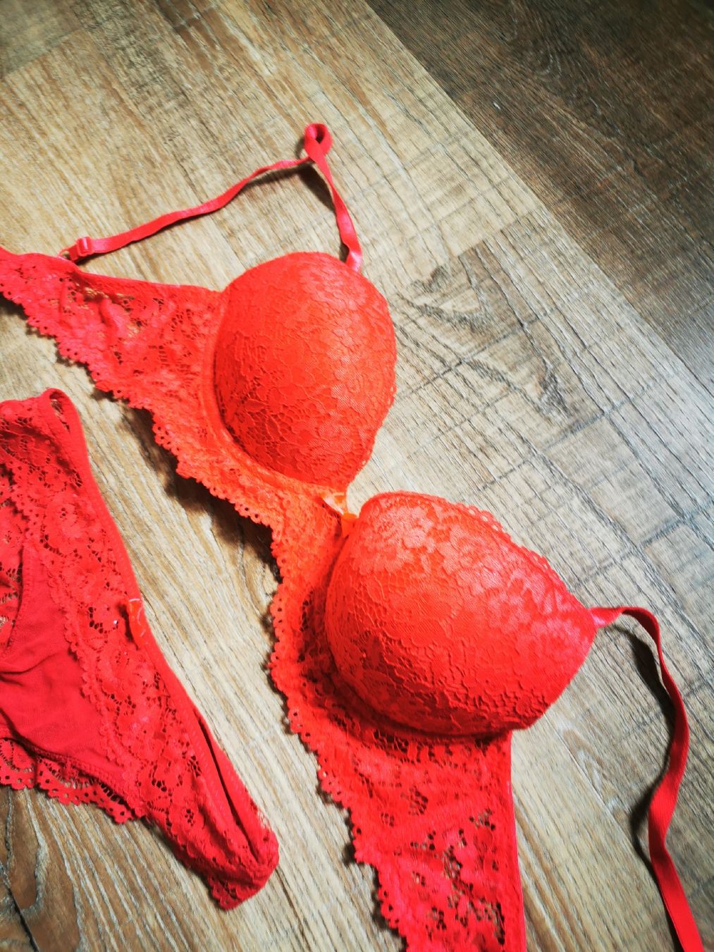 Autres dessous: Rotes Spitzen Dessous Set, Grösse 75C - Romantisch! – D'occasion à Balsthal par Leila_Luna 2