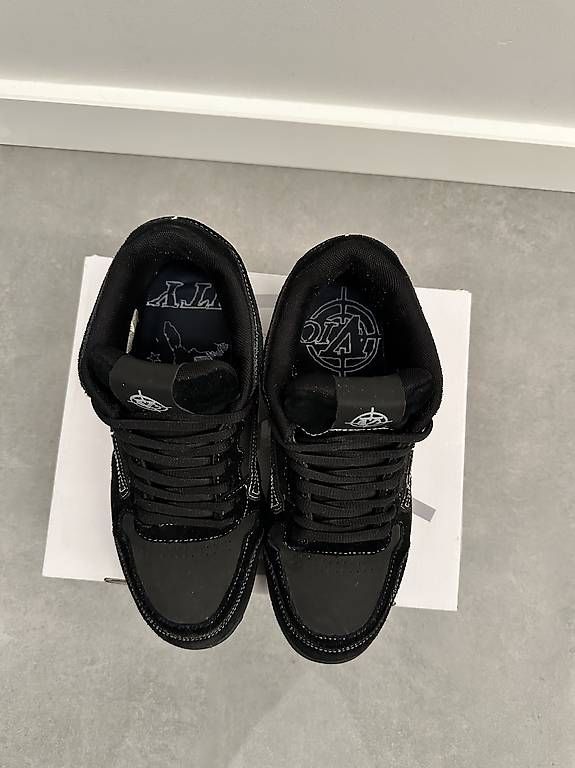 Scarpe da uomo: Vicinity Akimbo low noir – Usato da Puplinge venduto da Ella.gllt 1