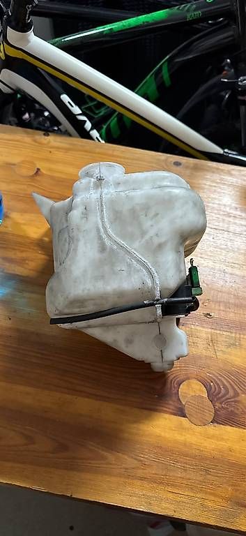 Tutti pezzi di ricambio auto: Wischwasserbehälter Subaru Forester – Usato da Mels venduto da gun_9r5w 1