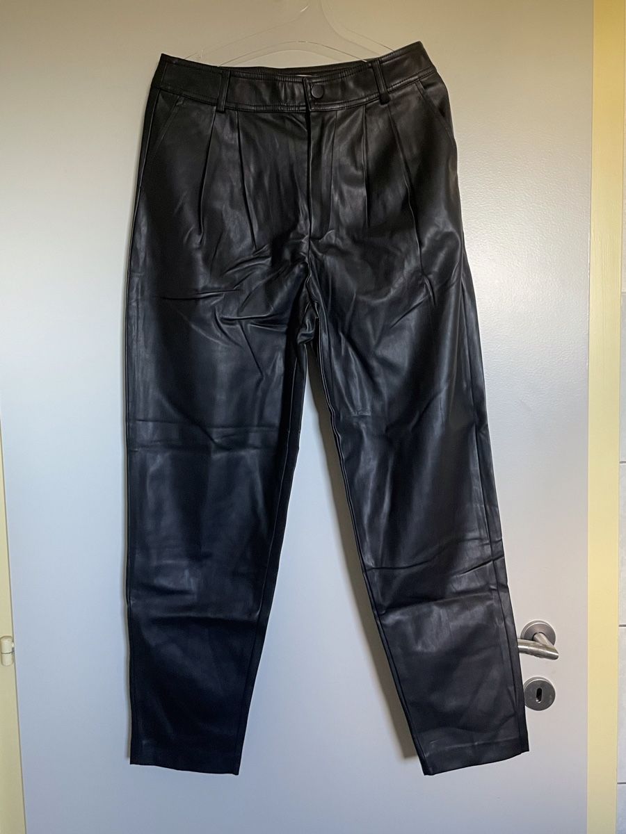 Mango Hosen: Pantalon Mango en similicuir taille 38 neuf – Neu und originalverpackt aus Vuadens von Nina11