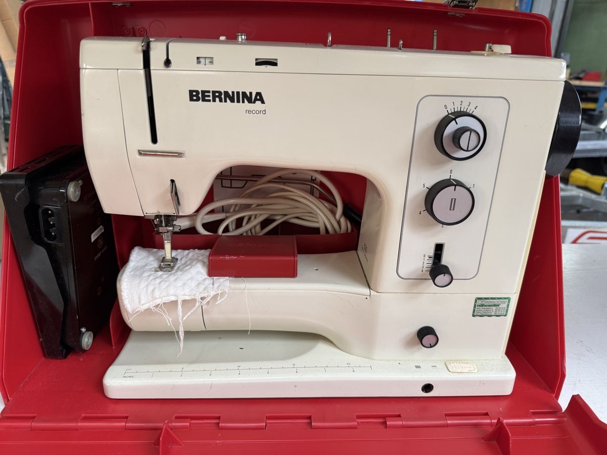 Bernina Macchine da cucire: Bernina Record Electronic mit rotem Koffer  – Usato da Wildegg venduto da KramerBeni 1