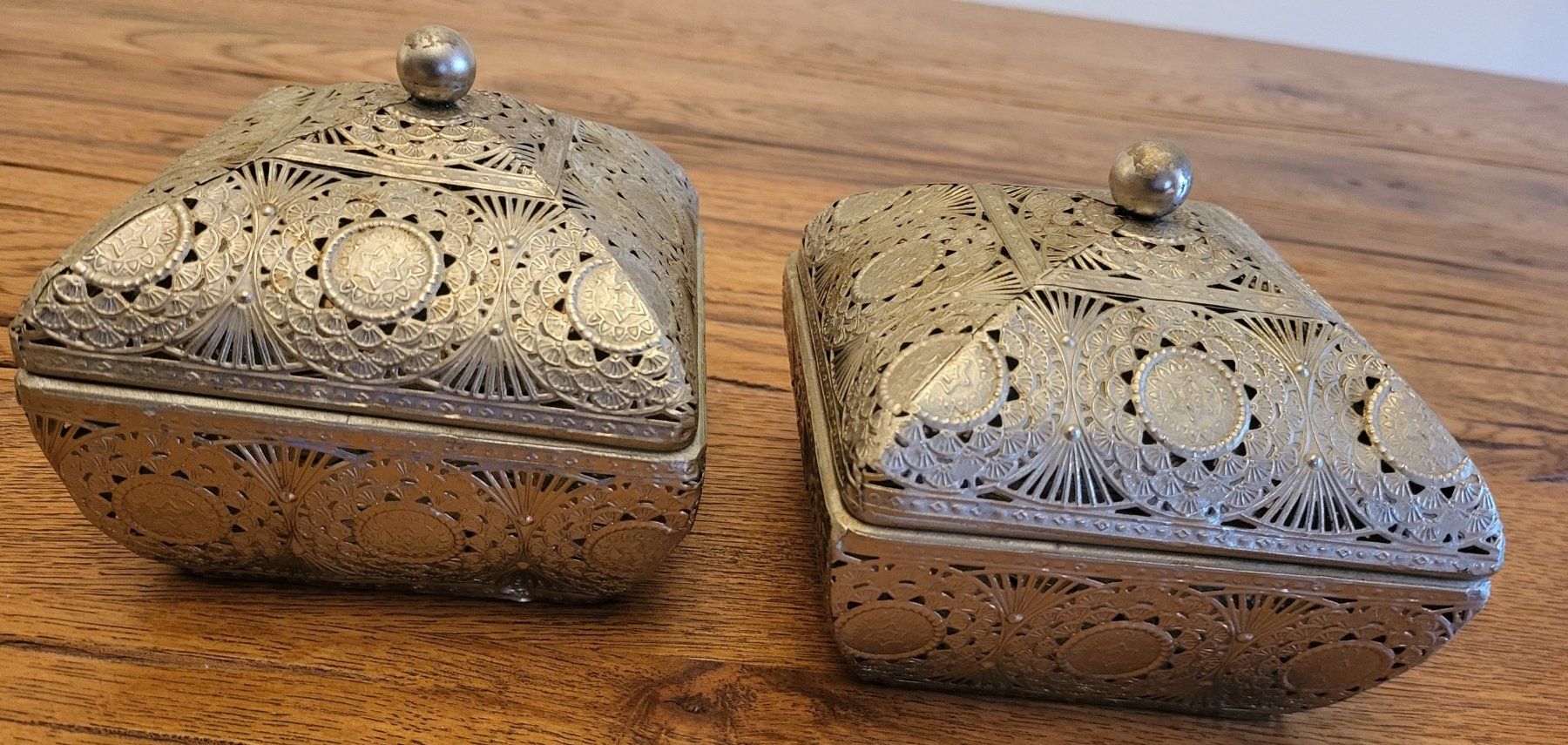 Tutte le decorazioni: 2x Silberfarbene Metalldosen Vintage – Usato da Basel venduto da sci_67ms 1