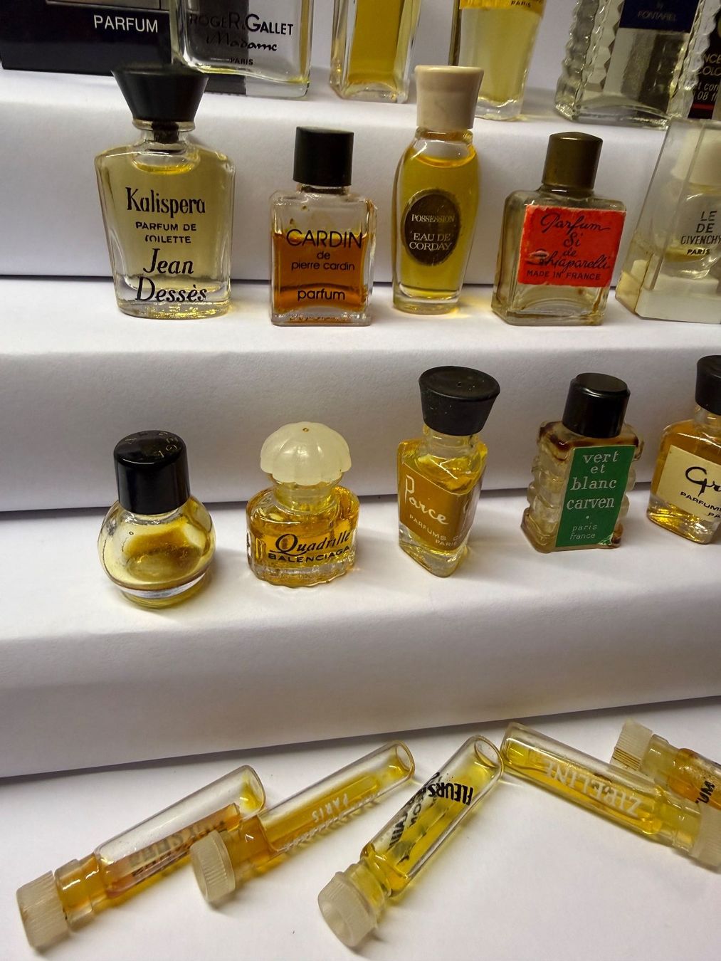 Profumi & Eau de Toilette: Uralte winzige Parfum Miniaturen – Usato da St. Gallen venduto da aracne 4