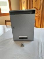 Boîte aux lettres grise métallique, neuve, avec 2 clés in...