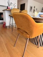 2 chaises avec accoudoirs en velours  Très bon état