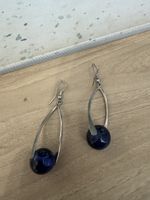 Orecchini pendenti con sfera blu metallo