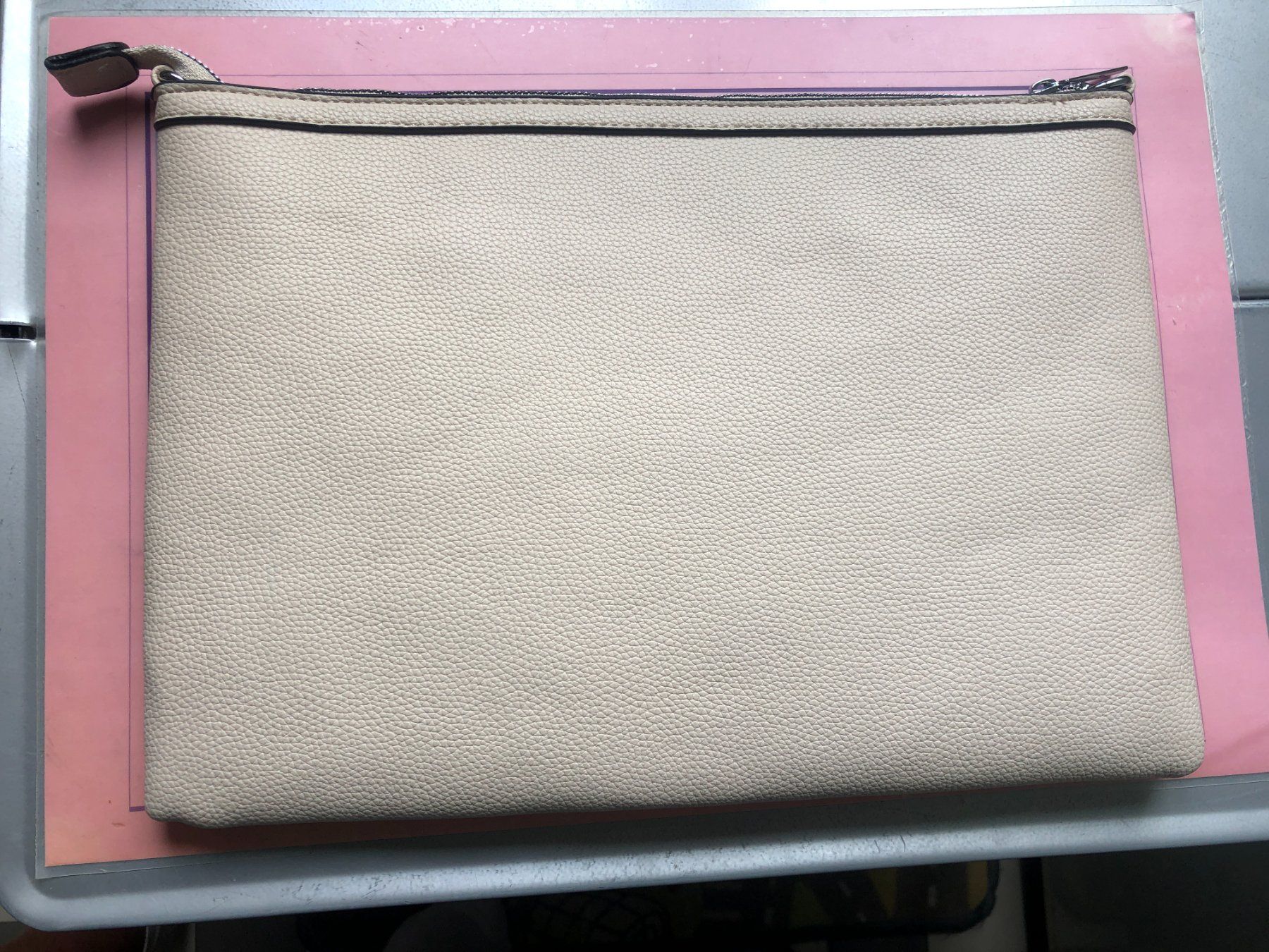 Borse da donna: sehr schöne beige elegante flache Ledertasche mit Traggurt – Usato da Zürich venduto da Tivoli2 1