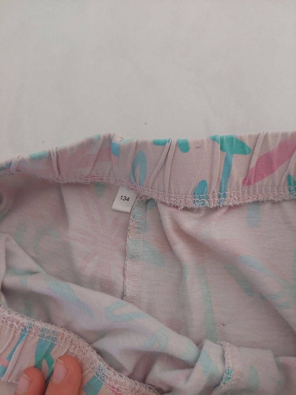 C&A Pantaloni: Mädchen Shorts Grösse 134 mit Palmenmuster  – Usato da Sissach venduto da zwwerg 1