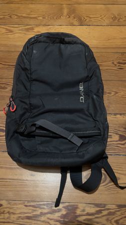 Schwarzer Dakine Poacher Rucksack - Ideal für den Winter!