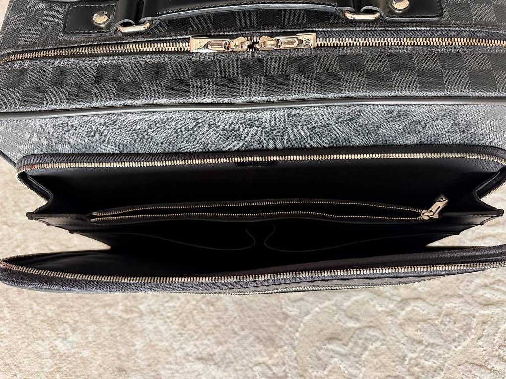Valigie: Louis Vuitton  LV Pilot Case Damier graphit N23206 – Usato da Berlingen venduto da AndreaHB. 2