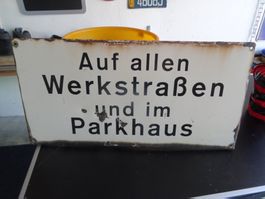 Schild Auf allen Werkstrassen und im Parkhaus emailliert
