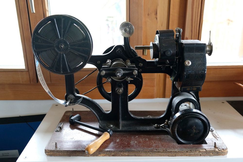 805: 28mm Table Movie Projector Pathé Kok, c. 1912