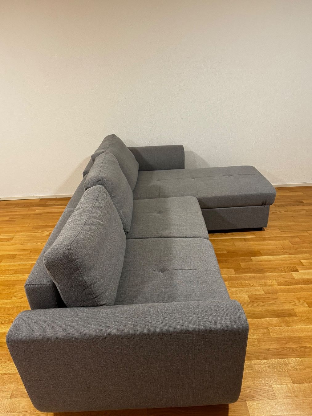 Conforama Sofas: Graues Ecksofa mit Chaiselongue & Schlaffunktion – Gebraucht aus Lenzburg von PauloFonseca95