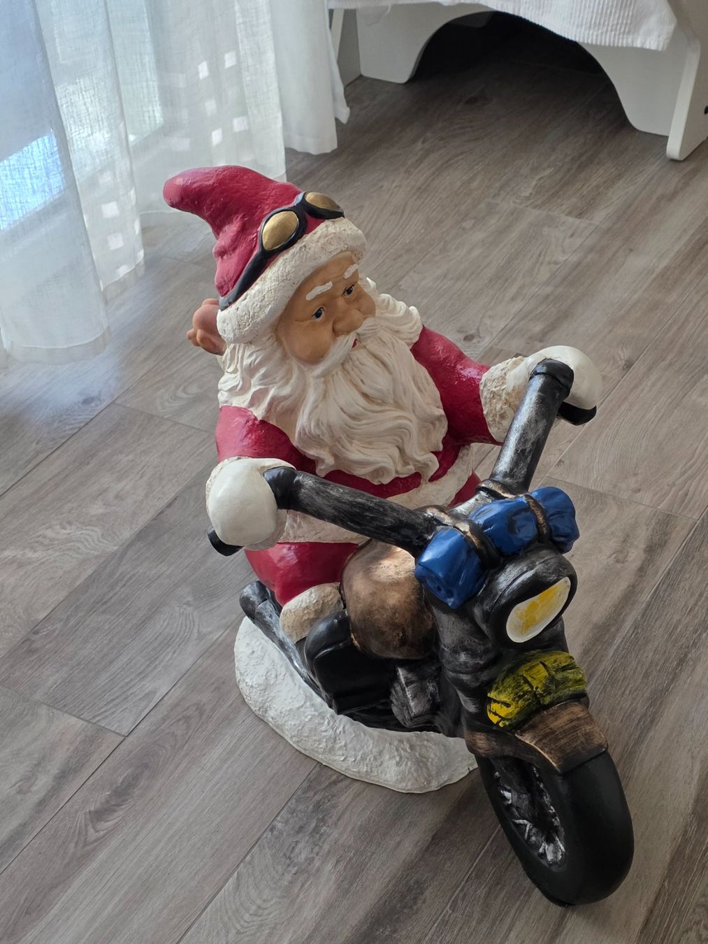 Toutes les décorations: Nicolaus mit Motorrad  (Höhe 56cm, Länge 70cm, Breite 40cm) – D'occasion à Duggingen par merlinmerlin