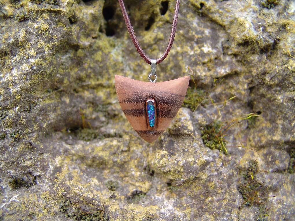 Ciondoli: Schwarzer Opal Boulder mit Holzanhänger – Usato da Wigoltingen venduto da SANDROPAL 2