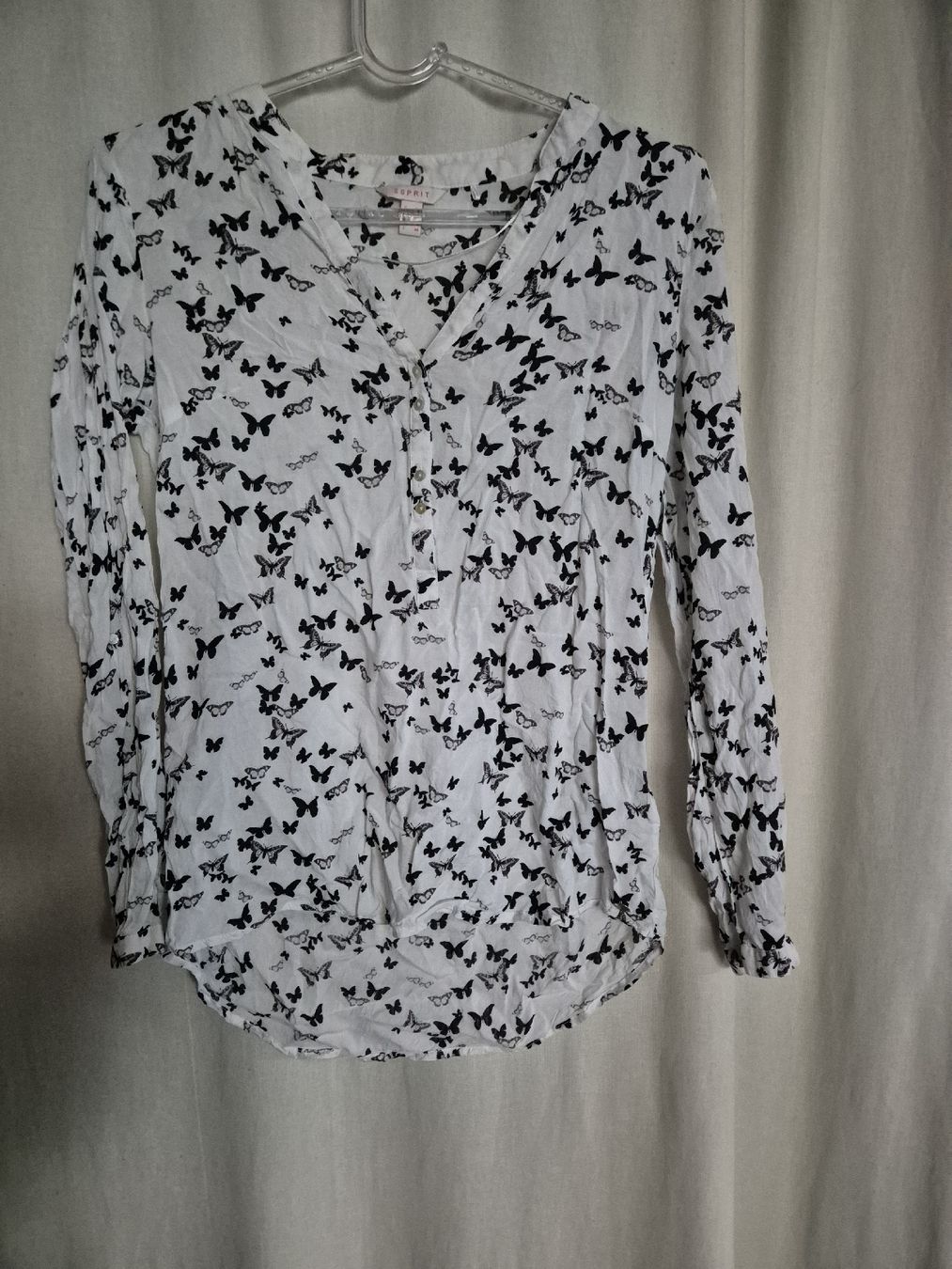 Esprit Chemisiers: Esprit Bluse, Gr. 34weiss mit schwarzem Schmetterlingsmuste – D'occasion à Wichtrach par kne_62tl