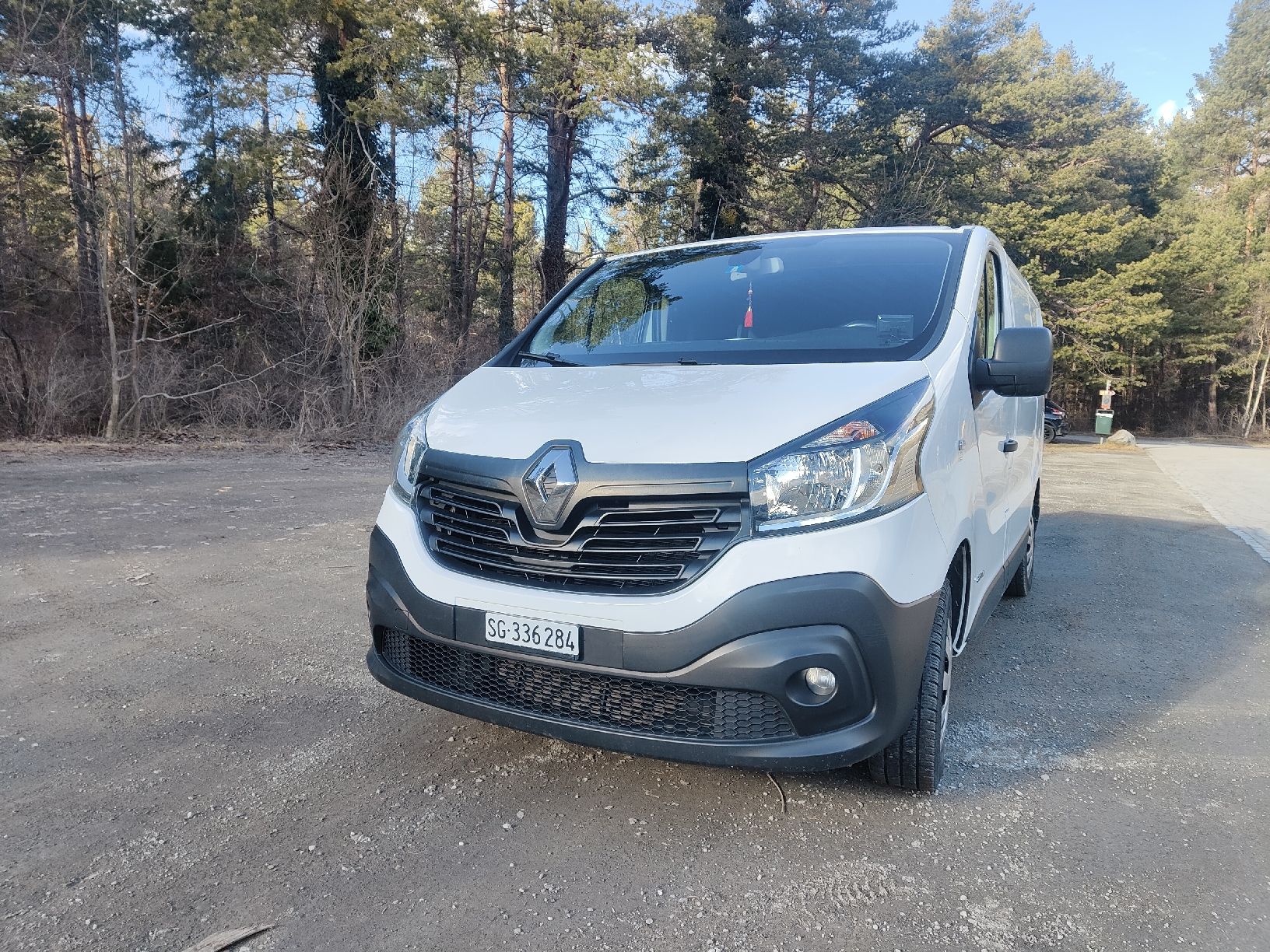 Renault Camping Fahrzeuge: Renault Trafic Camper Van (MFK April 26) – Gebraucht aus Speicher von lucenera 1